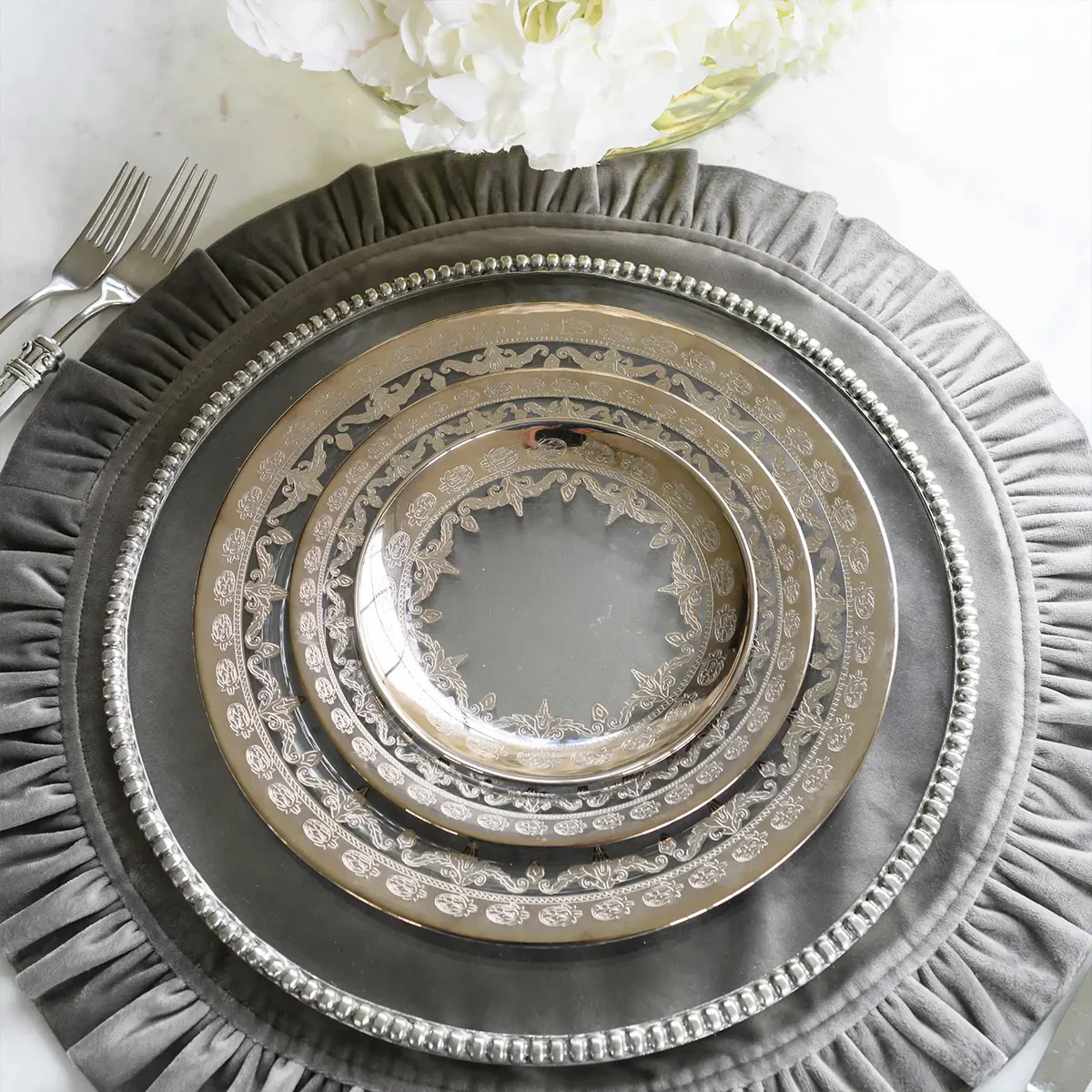 Velvet Round Placemat with Ruffle - Image 6